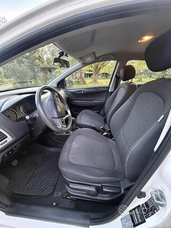 Usata Hyundai i20 78 CV (57 kW) 2012 Bianco Utilitaria