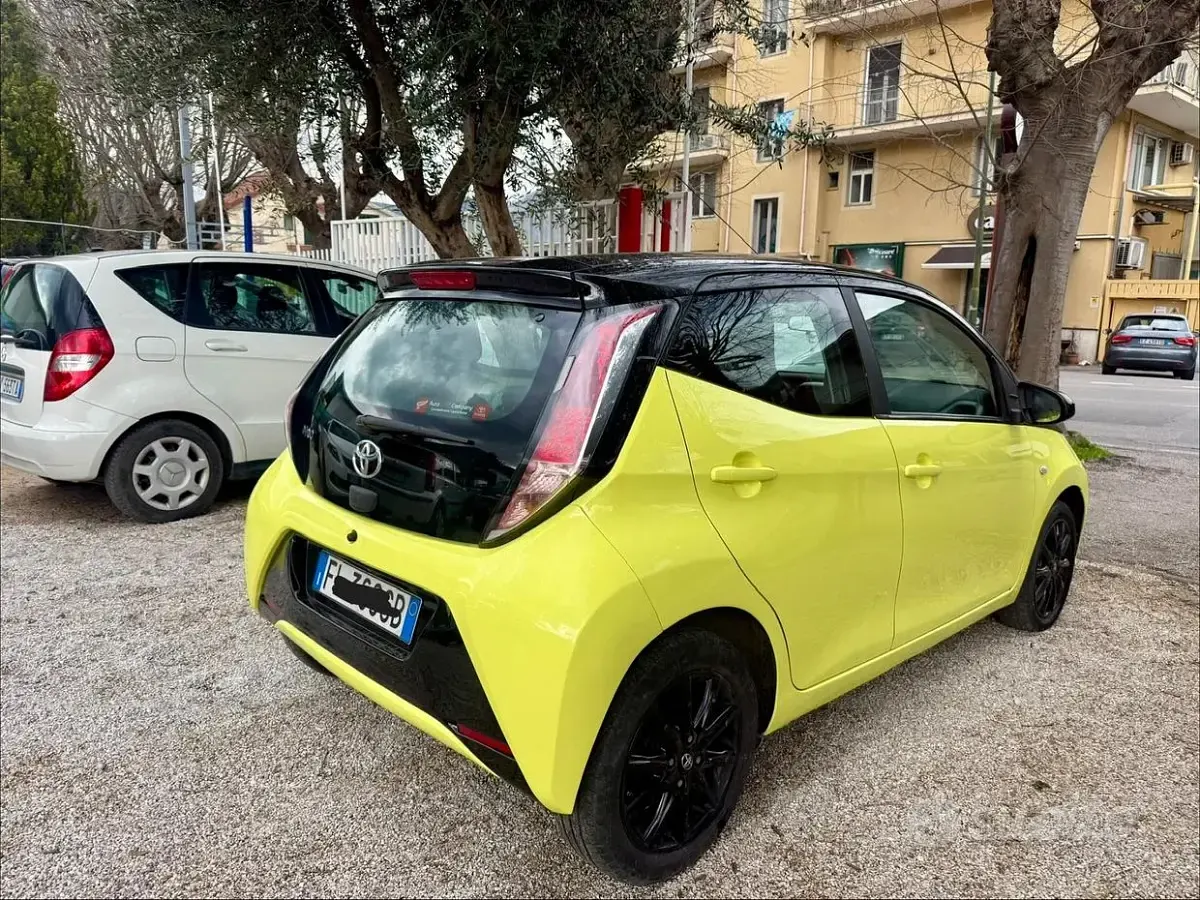Begagnad Toyota Aygo Business Edition 69 HK (50 kW) 2017 Gul Halvkombi