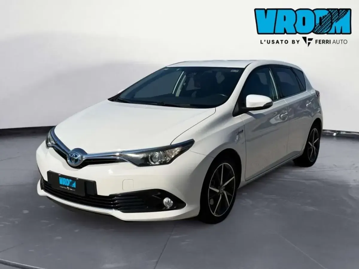 Usata Toyota Auris Hybrid Lounge 99 CV (72 kW) 2017 Bianco Berlina