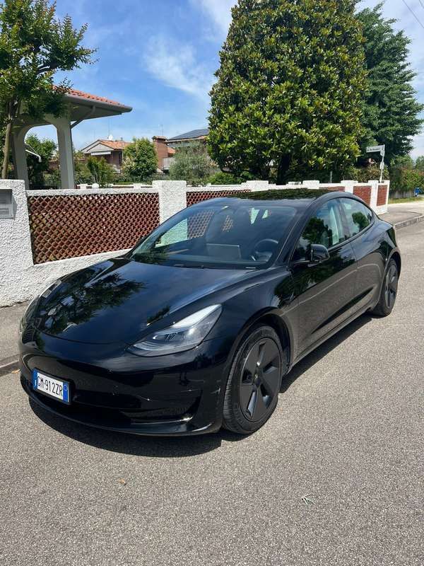 Usata 2023 Tesla Model 3 Standard Range Tre volumi | 23.000 € - Immagine 1/4