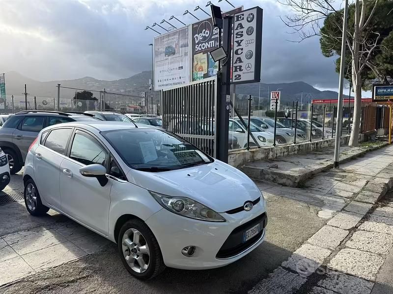 Usata Ford Fiesta 96 CV (70 kW) 2010 Bianco Utilitaria