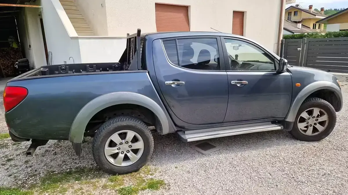 Usata Mitsubishi L200 115 CV (84 kW) 2006 Grigio Pick-up
