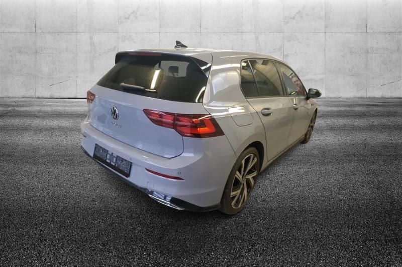 Usata VW Golf VIII R-line 150 CV (110 kW) 2023 Grigio pastello Berlina