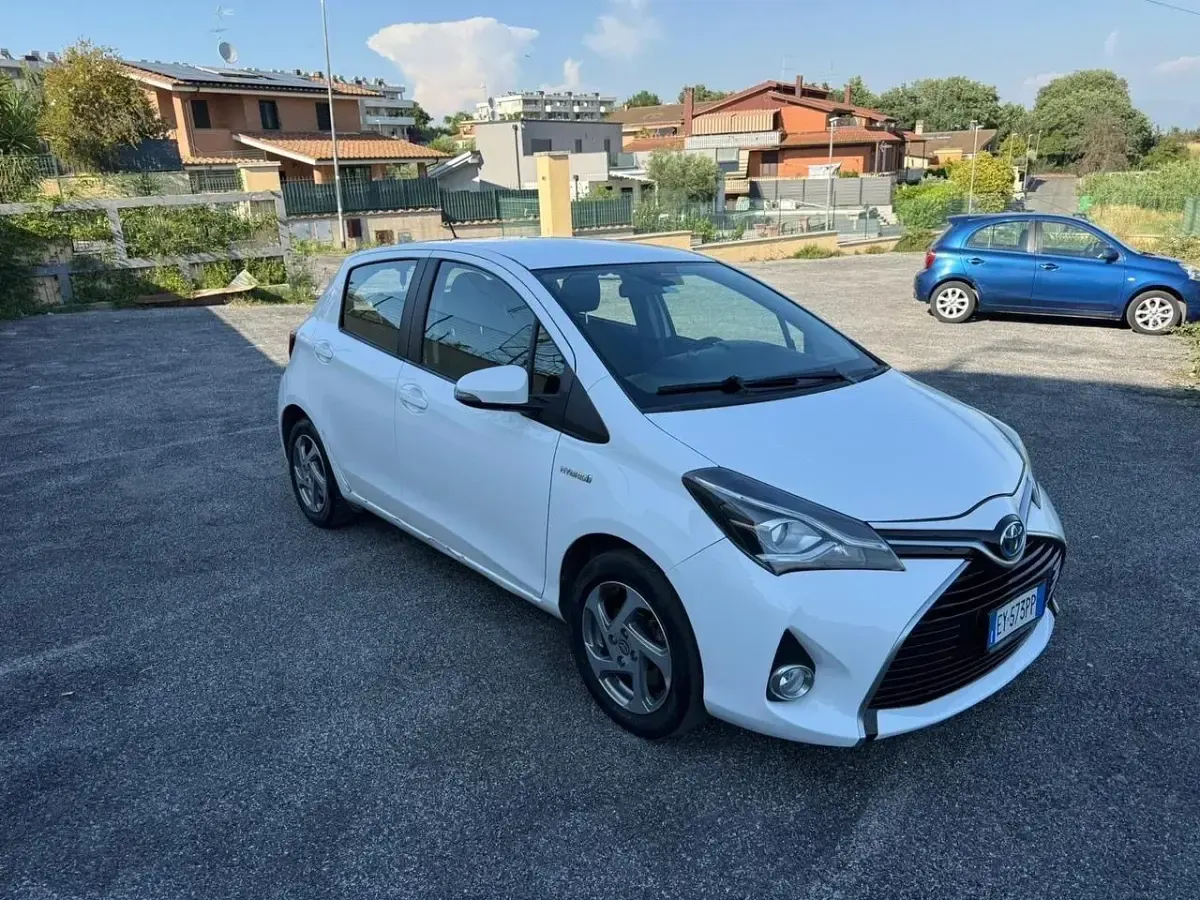 Usata Toyota Yaris Hybrid Business Edition 73 CV (53 kW) 2016 Bianco Berlina