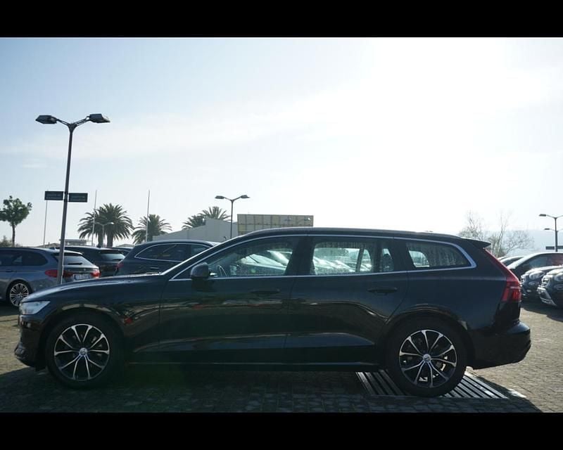 Usata Volvo V60 Momentum 150 CV (110 kW) 2020 Nero Station wagon
