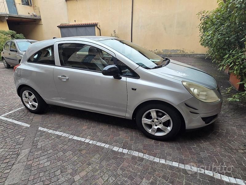 Usata Opel Corsa 85 CV (62 kW) 2010 Grigio Berlina