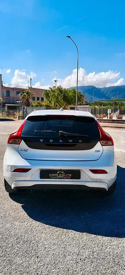 Usata Volvo V40 Ocean Race 115 CV (84 kW) 2015 Bianco Utilitaria