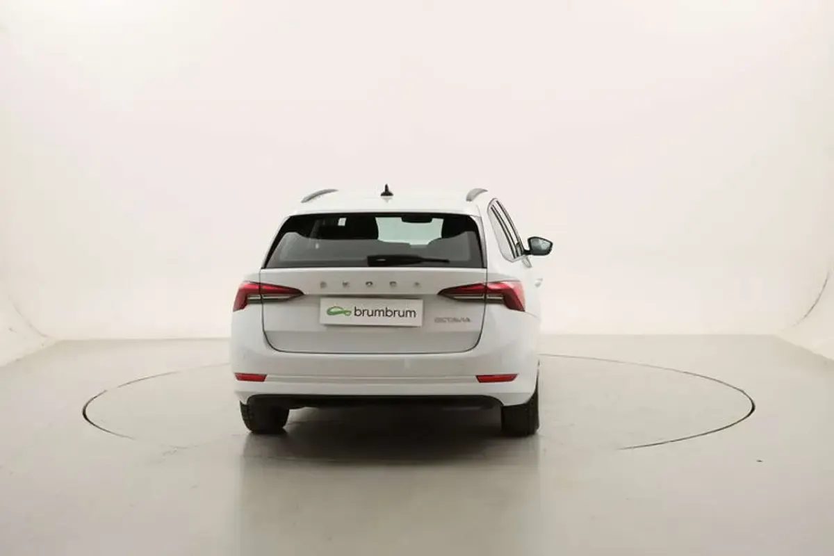 Usata Skoda Octavia Executive 116 CV (85 kW) 2022 Bianco Station wagon