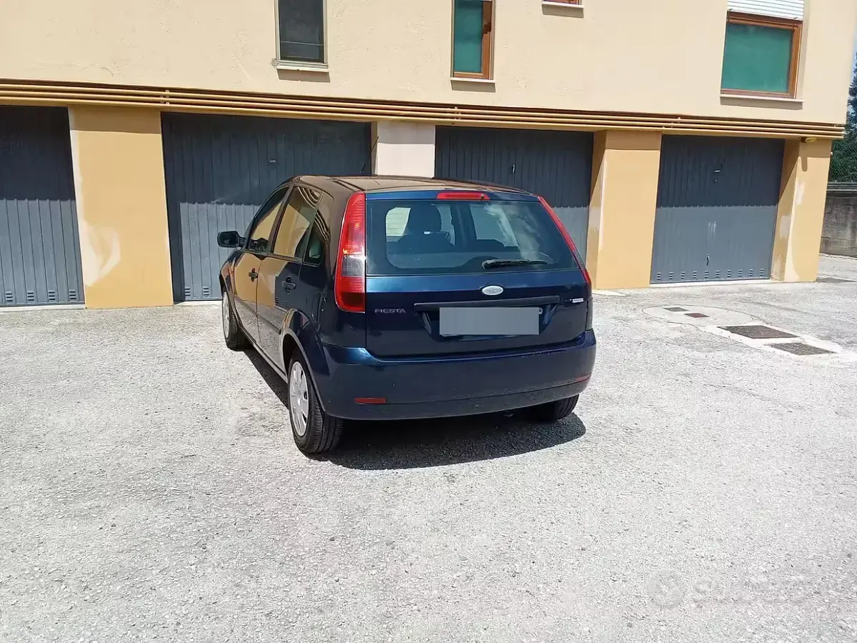 Usata Ford Fiesta 68 CV (50 kW) 2005 Blu Utilitaria
