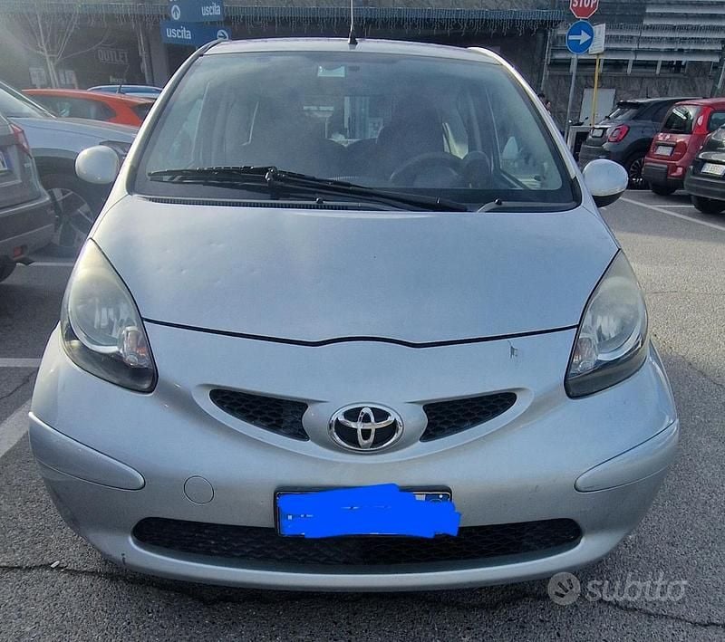 Grigio Usata 2009 Toyota Aygo Due volumi | 3000 € (Ottimo prezzo) - Immagine 1/4