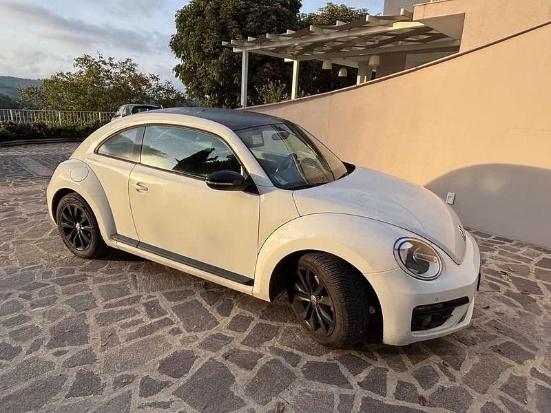 Usata VW Beetle Black Edition 105 CV (77 kW) 2016 Bianco Utilitaria