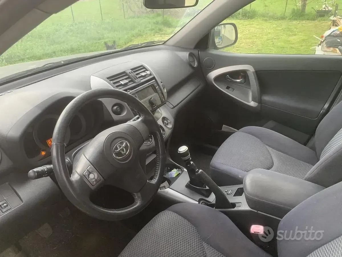 Usata Toyota RAV4 Sol 136 CV (100 kW) 2006 Grigio SUV