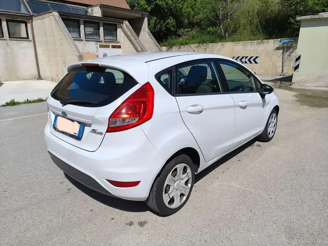 Usata Ford Fiesta Titanium 95 CV (69 kW) 2011 Bianco Berlina