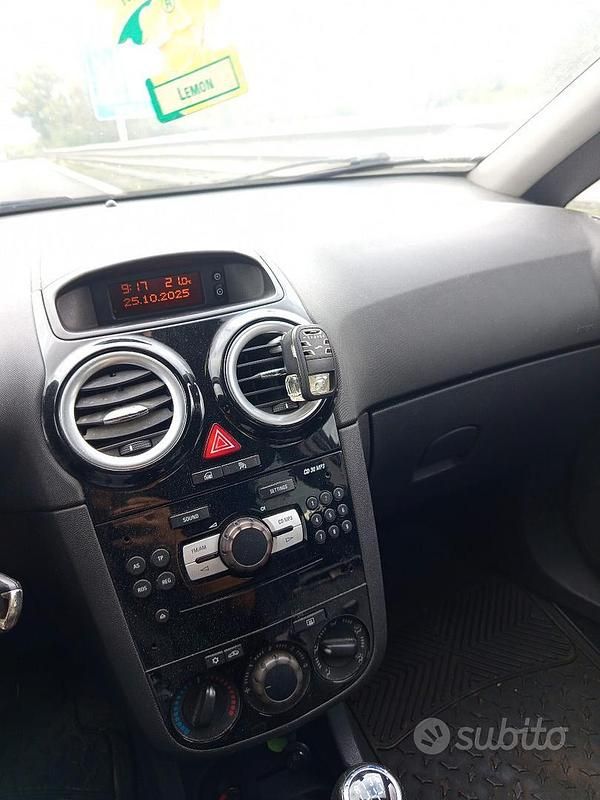 Bianco Usata 2010 Opel Corsa Due volumi | 1300 € - Immagine 1/4