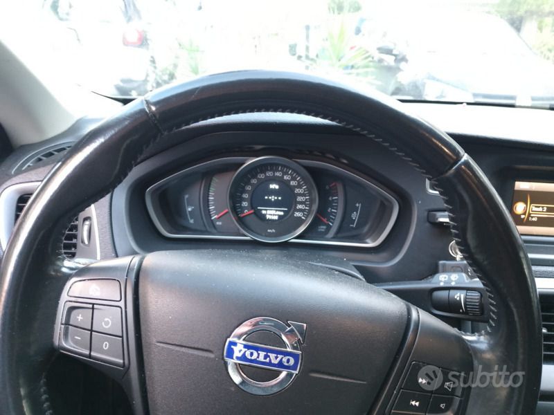 Nero Usata 2015 Volvo V40 Station wagon | 12.000 € (Buon prezzo) - Immagine 1/4