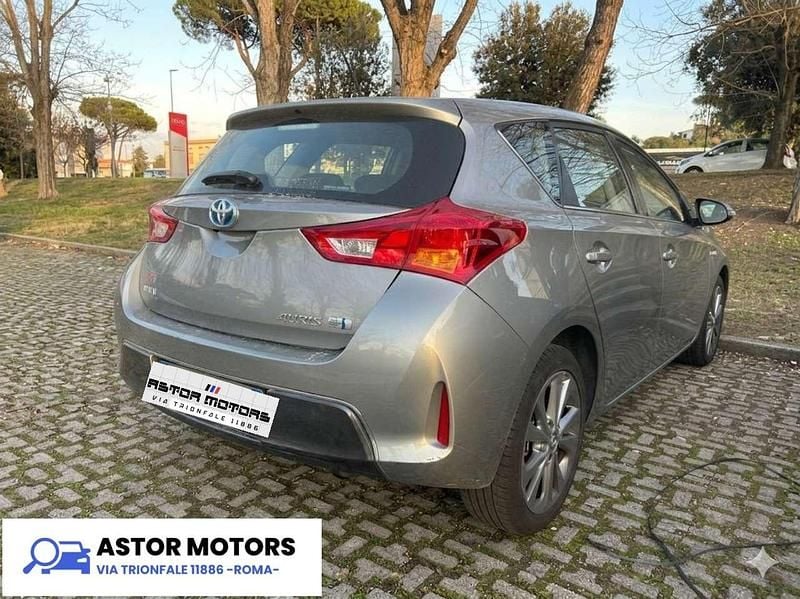 Usata Toyota Auris Hybrid 99 CV (72 kW) 2014 Grigio Berlina
