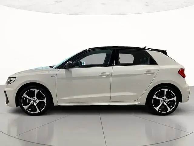 Nuova Audi A1 Sportback S-Line 116 CV (85 kW) 2026 2y bianco ghiacciaio metallizzato Utilitaria