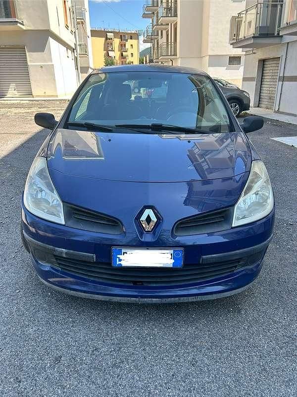 Blu/azzurro Usata 2006 Renault Clio II Tre volumi | 2500 € (Buon prezzo) - Immagine 1/4