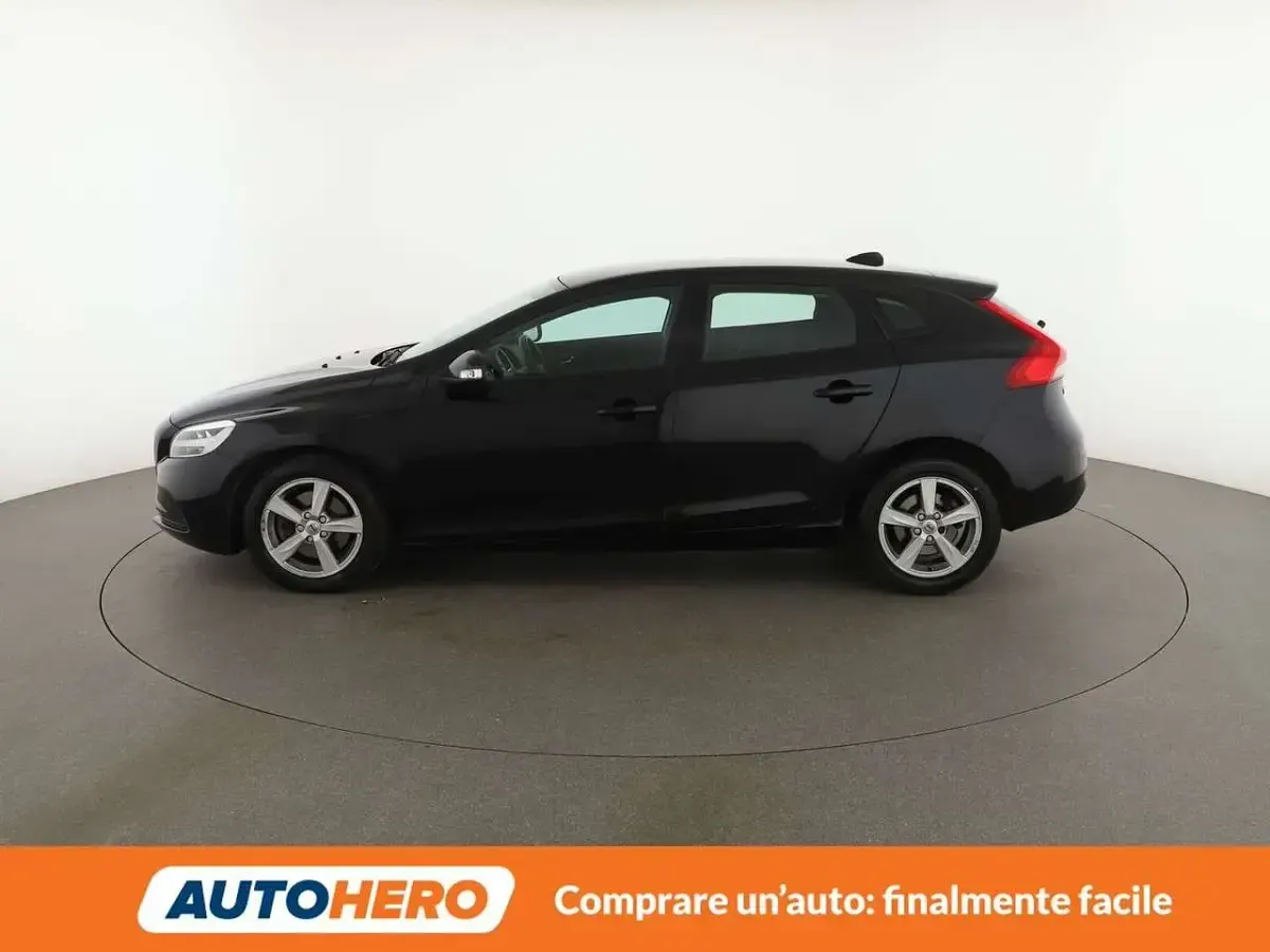 Second-hand Volvo V40 Kinetic 122 CP (89 kW) 2018 Negru Break
