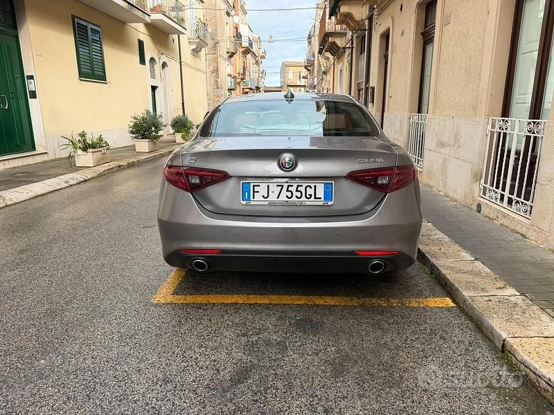 Usata Alfa Romeo Giulia Super 180 CV (132 kW) 2016 Grigio Berlina