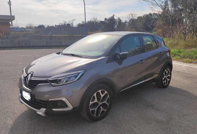 Usata Renault Captur 110 CV (80 kW) 2018 Grigio SUV
