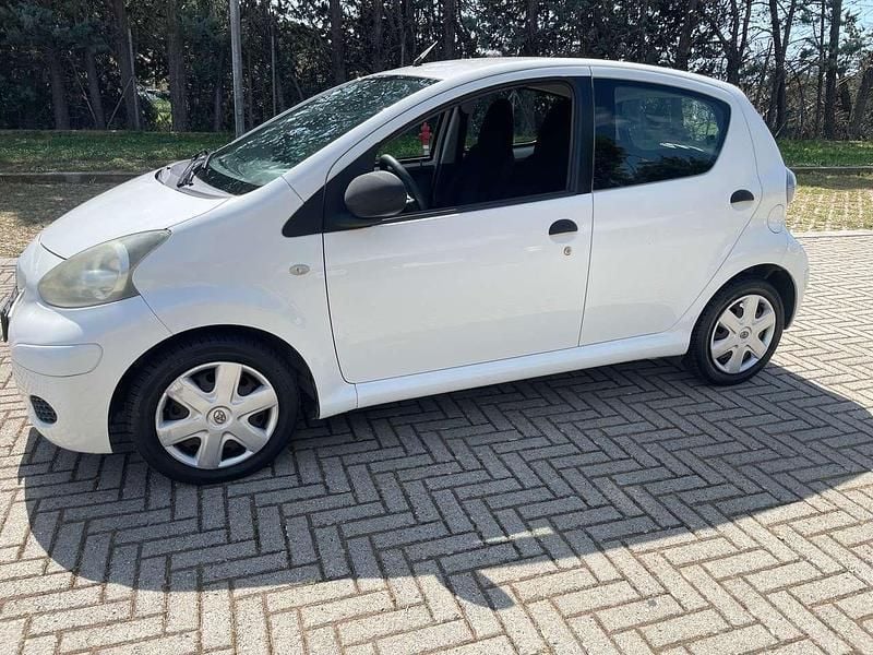 Usata Toyota Aygo Connect Style 68 CV (50 kW) 2012 Bianco Utilitaria