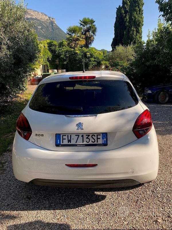 Begagnad Peugeot 208 100 HK (73 kW) 2019 Vit Halvkombi