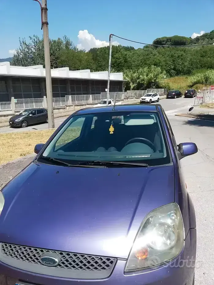 Usata Ford Fiesta 75 CV (55 kW) 2006 Viola Utilitaria