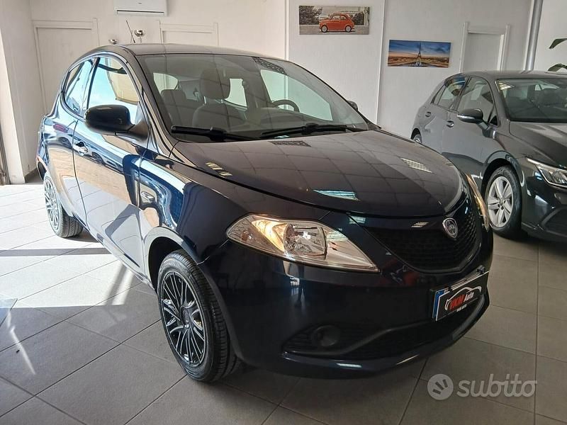Usata Lancia Ypsilon 69 CV (50 kW) 2018 Blu Utilitaria