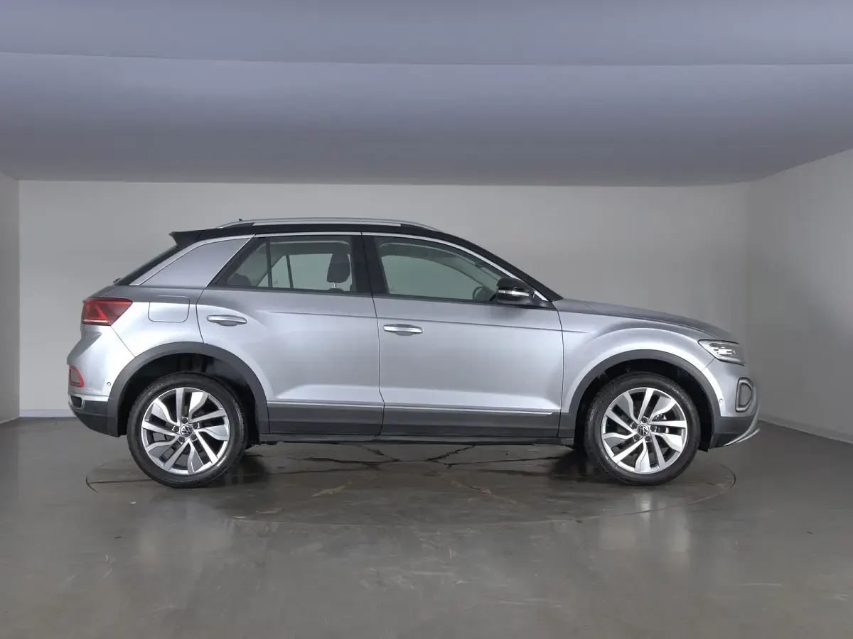 Usata VW T-Roc Style 110 CV (80 kW) 2023 Pyrit silver metallizzato nero SUV