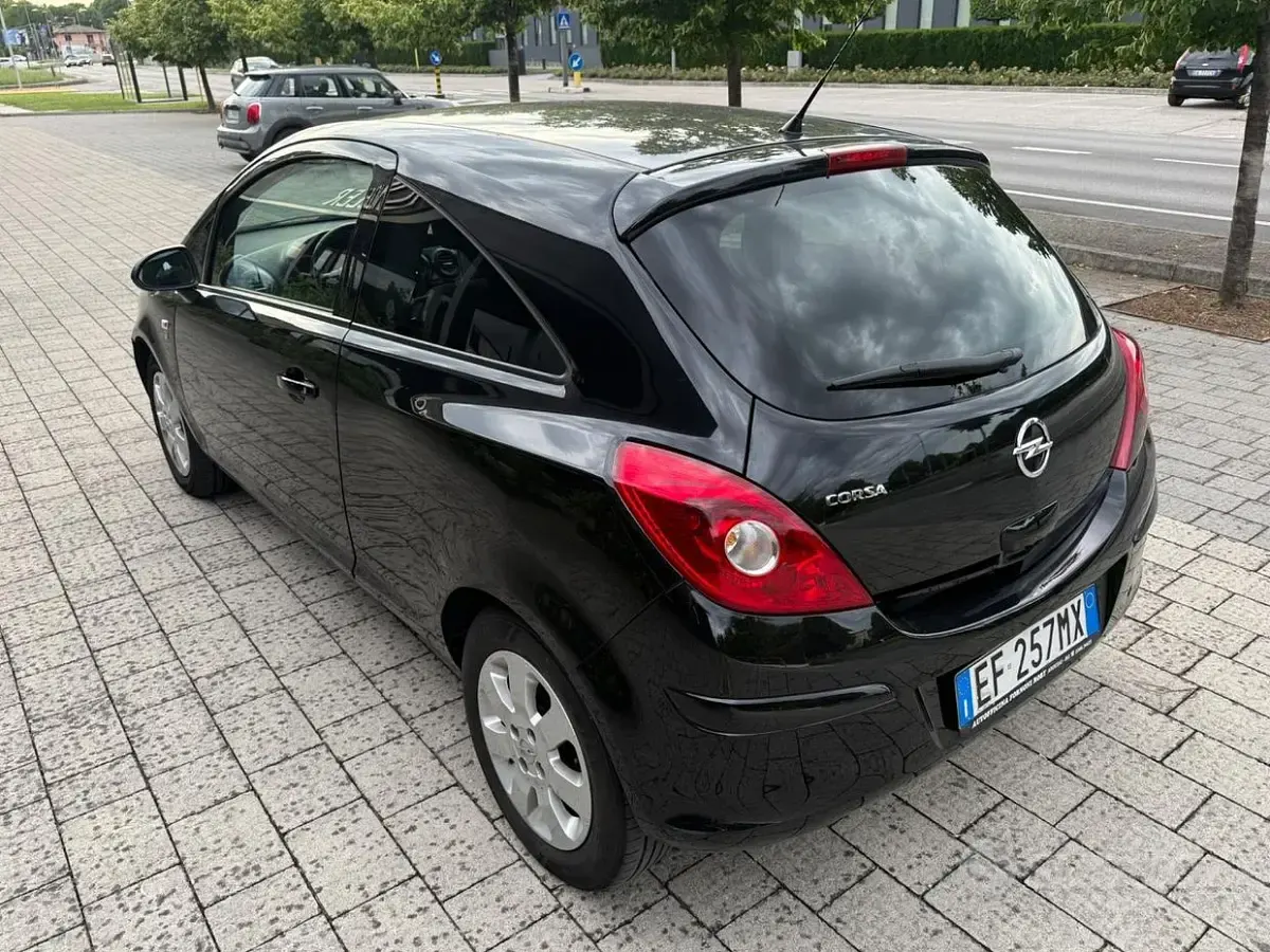 Usata Opel Corsa Cosmo 75 CV (55 kW) 2011 Nero Utilitaria