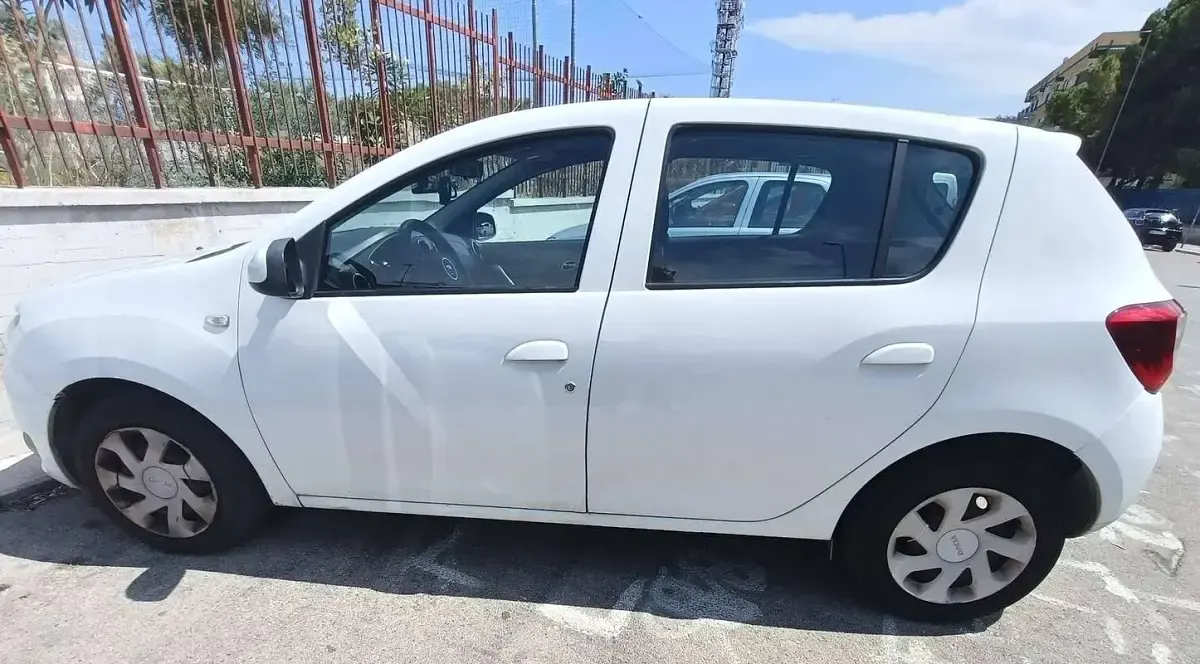 Usata Dacia Sandero Lauréate 75 CV (55 kW) 2014 Bianco Berlina