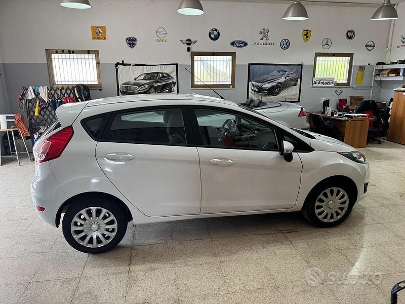 Gebraucht Ford Fiesta 95 PS (69 kW) 2016 Weiß Limousine