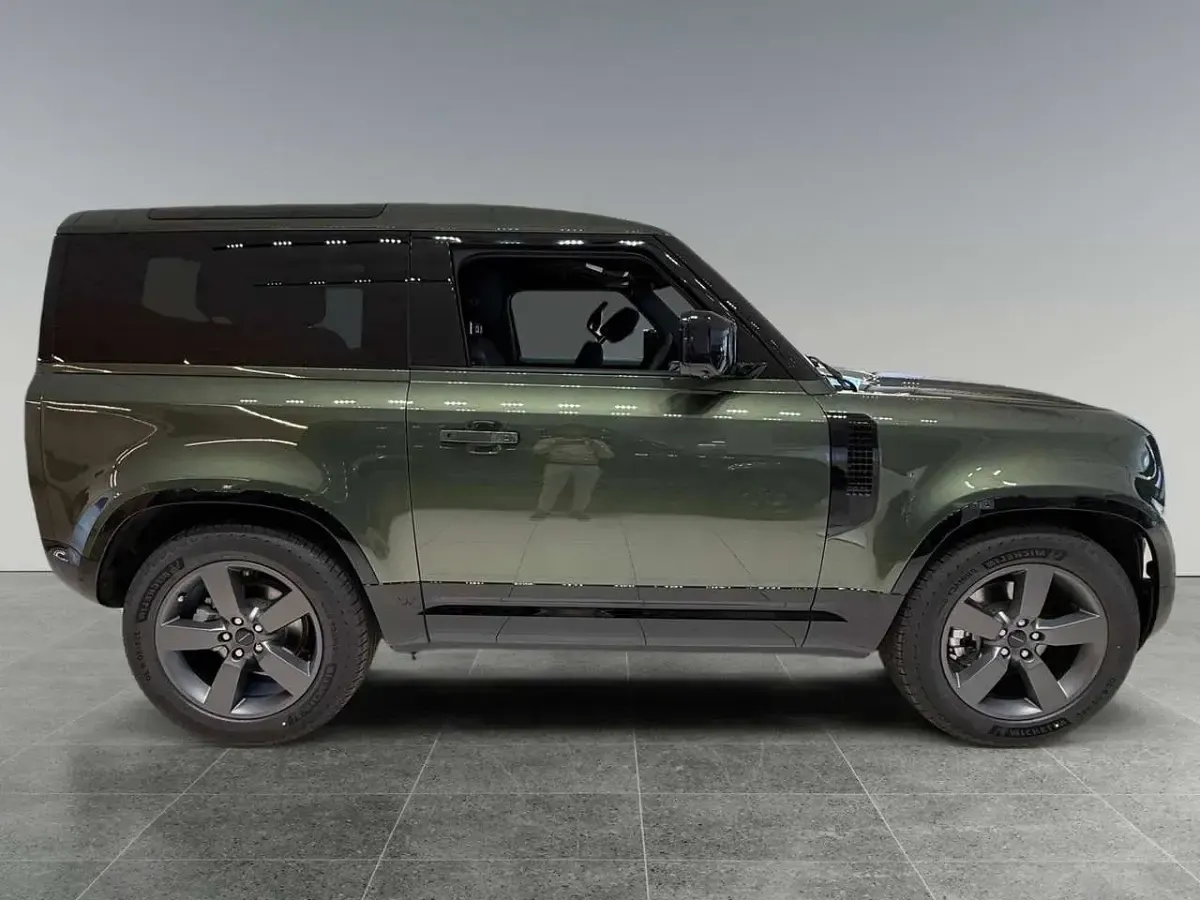 Usata Land Rover Defender SE Dynamic 200 CV (147 kW) 2026 Woolstone green SUV