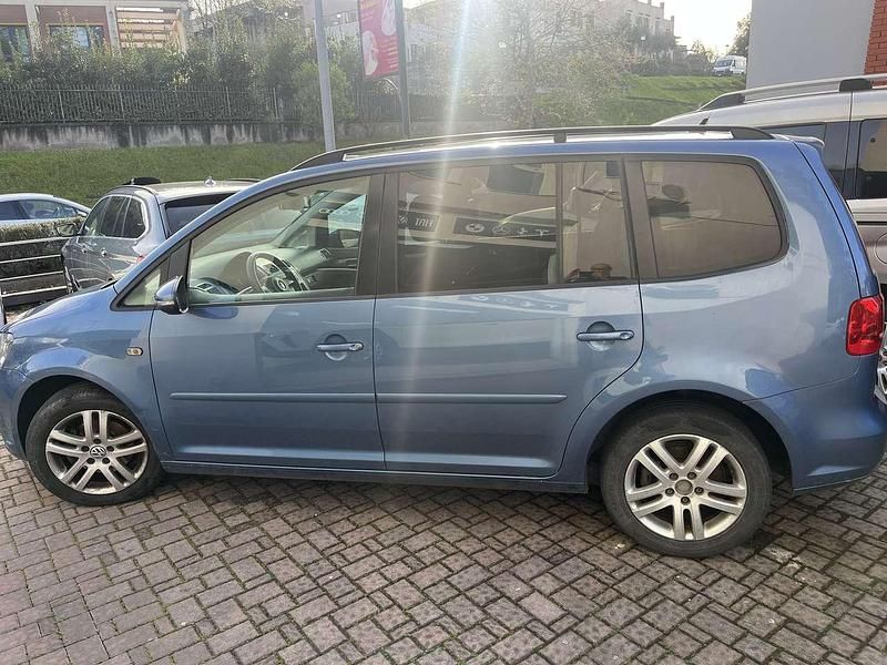 Blu/azzurro Usata 2013 VW Touran Trendline Monovolume | 7900 € (Buon prezzo) - Immagine 1/4