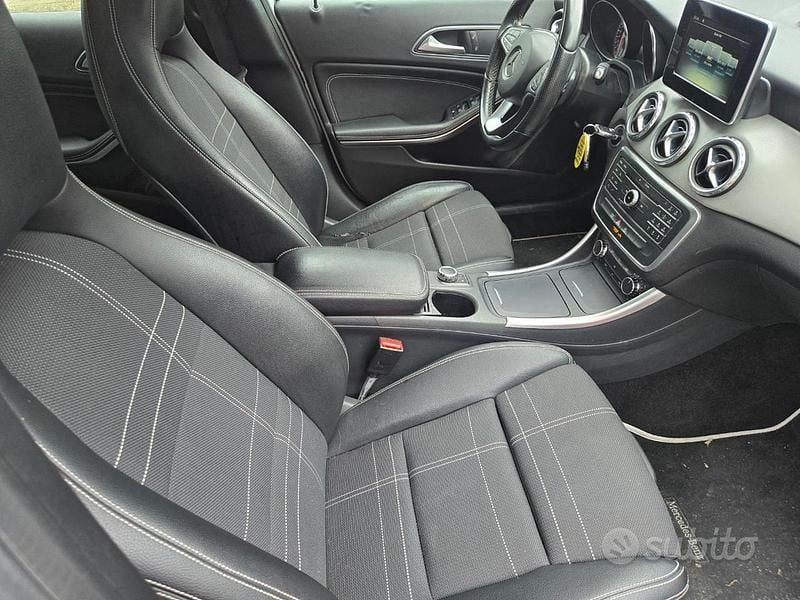 Usata Mercedes GLA180 109 CV (80 kW) 2015 Grigio SUV