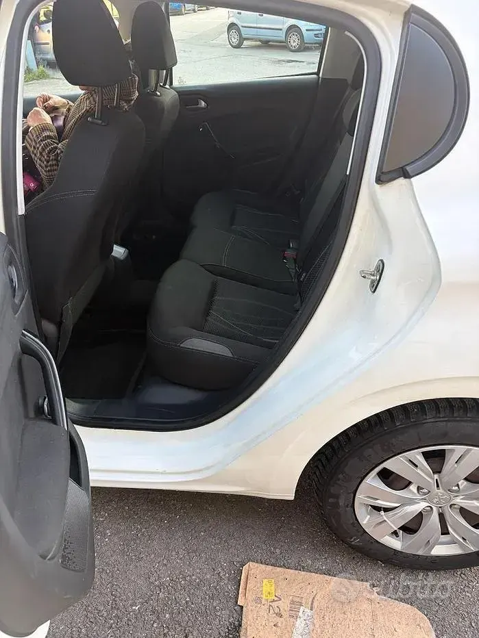 Usata Peugeot 208 Active 68 CV (50 kW) 2013 Bianco Utilitaria
