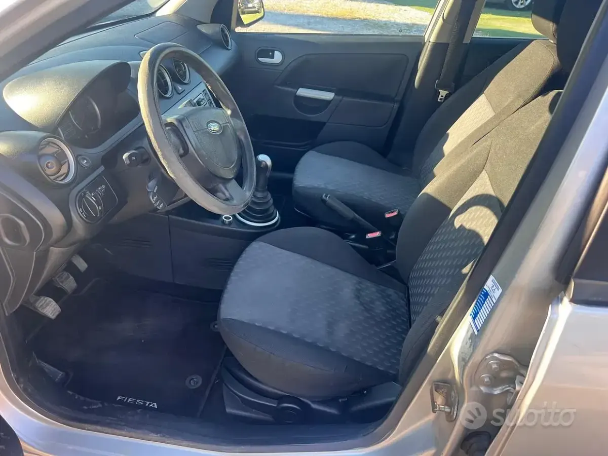 Usata Ford Fiesta Ghia 75 CV (55 kW) 2005 Grigio Utilitaria