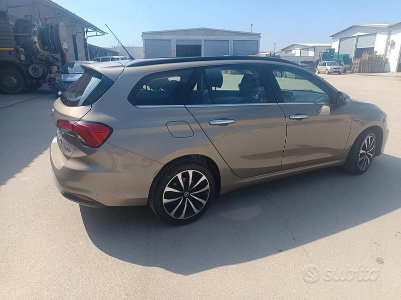 Usata Fiat Tipo Lounge 120 CV (88 kW) 2017 Marrone Berlina