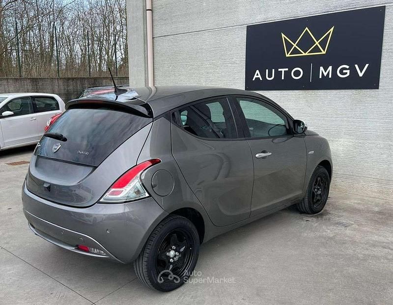 Usado Lancia Ypsilon Gold 69 HP (50 kW) 2023 Cinzento Citadino