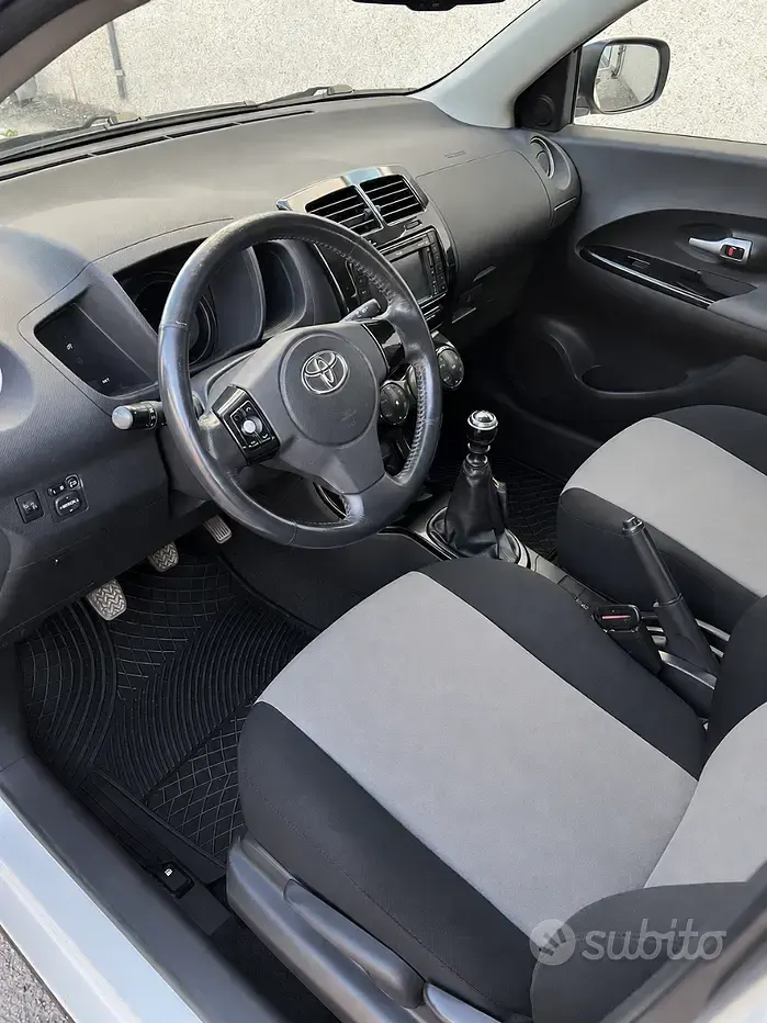 Usata Toyota Urban Cruiser Luxury 90 CV (66 kW) 2011 Bianco Utilitaria