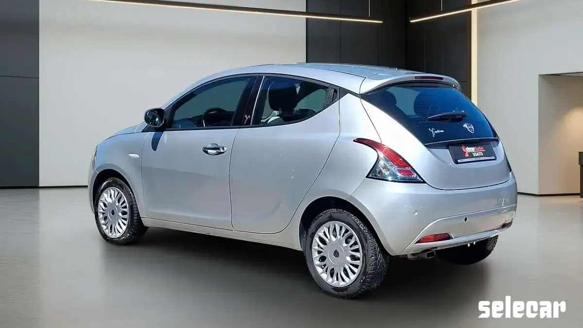 Usata Lancia Ypsilon Gold 95 CV (69 kW) 2017 Argento riflesso Utilitaria
