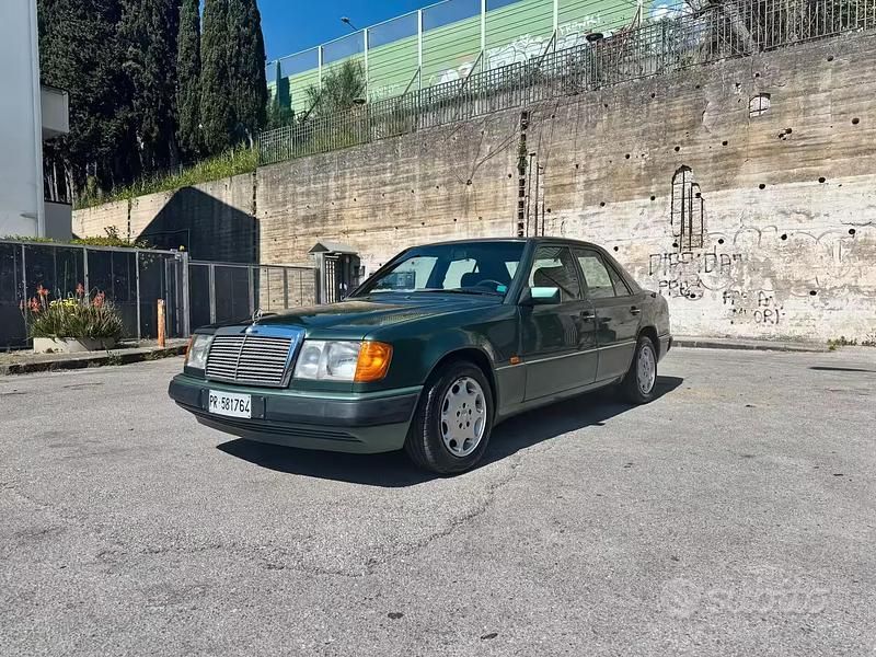 Usata Mercedes E200 122 CV (89 kW) 1991 Verde Berlina
