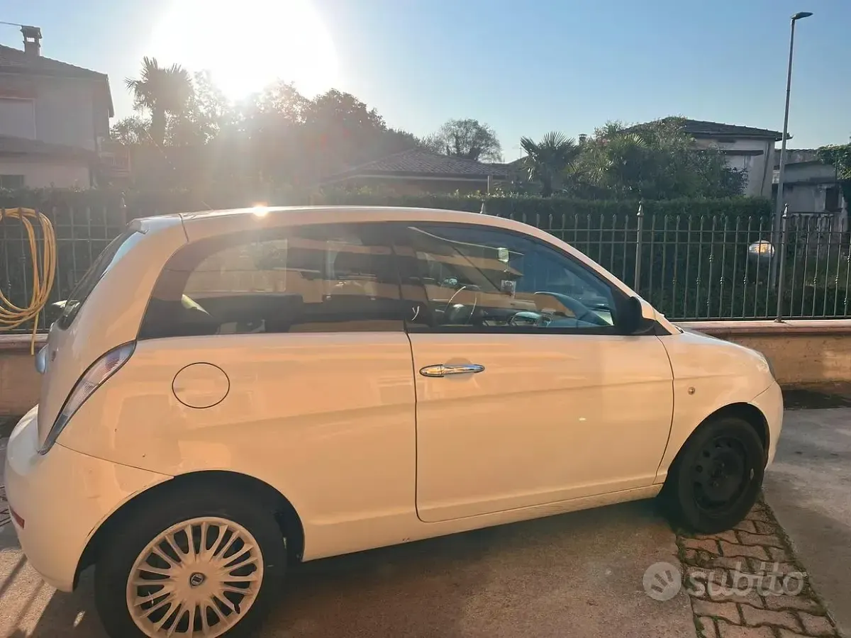 Usata Lancia Ypsilon 75 CV (55 kW) 2011 Bianco Utilitaria