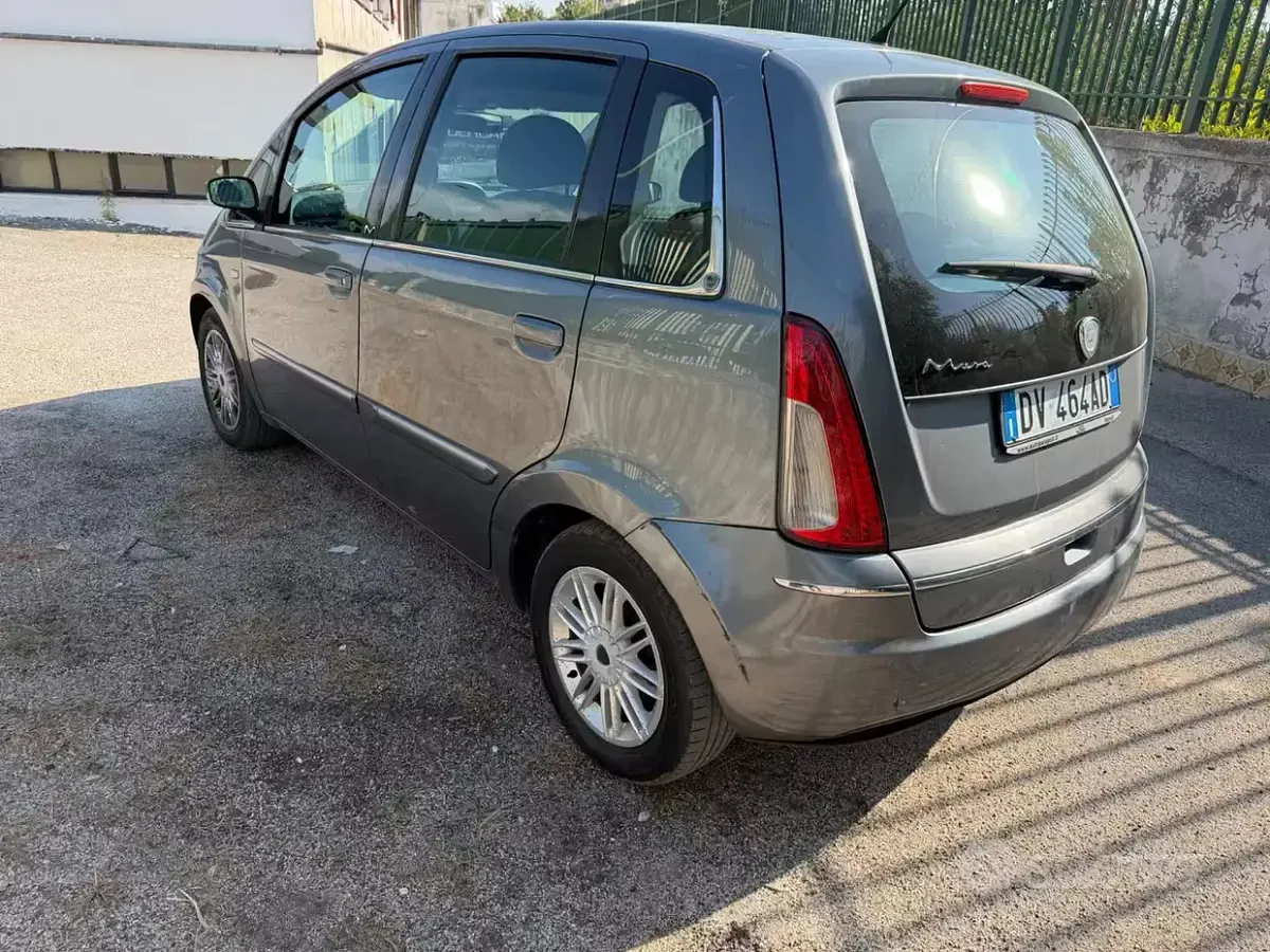 Usata Lancia Musa 90 CV (66 kW) 2008 Grigio Monovolume