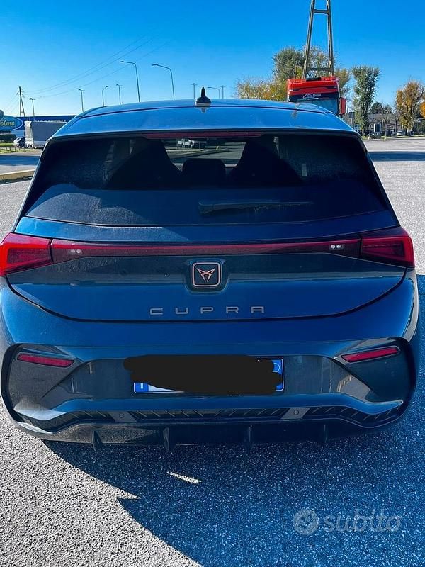 Usata Cupra Born 150 kW (204 CV) 2022 Blu/azzurro Utilitaria