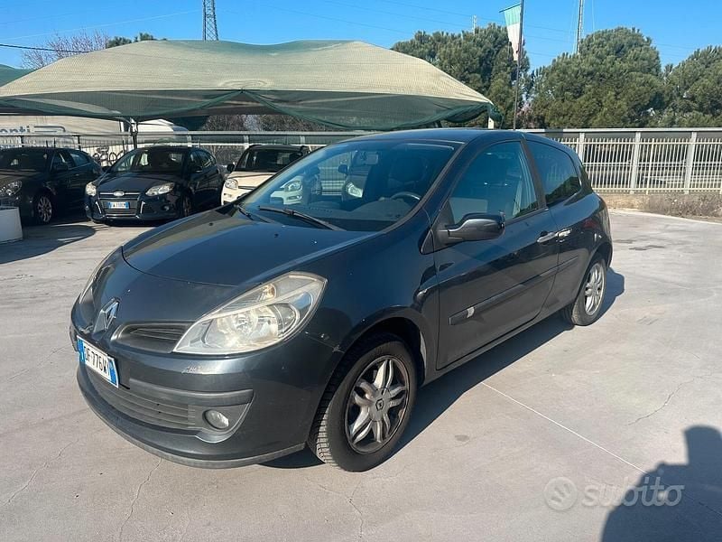 Usata 2007 Renault Clio II Tre volumi | 3200 € (Buon prezzo) - Immagine 1/4