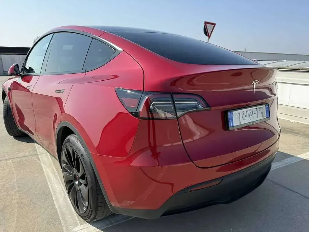 Usata Tesla Model Y RWD 219 kW (299 CV) 2023 Rosso SUV