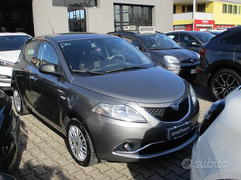 Usata Lancia Ypsilon Gold 69 CV (50 kW) 2016 Grigio Utilitaria