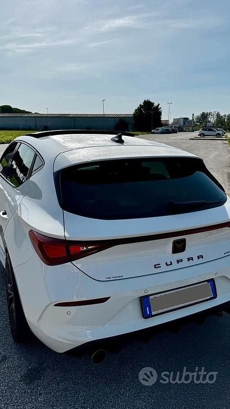 Bianco Usata 2023 Cupra Leon Tre volumi | 30.000 € (Buon prezzo) - Immagine 1/4
